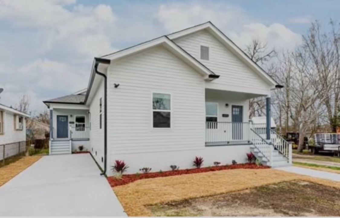 Front exterior driveway angle thumbnail