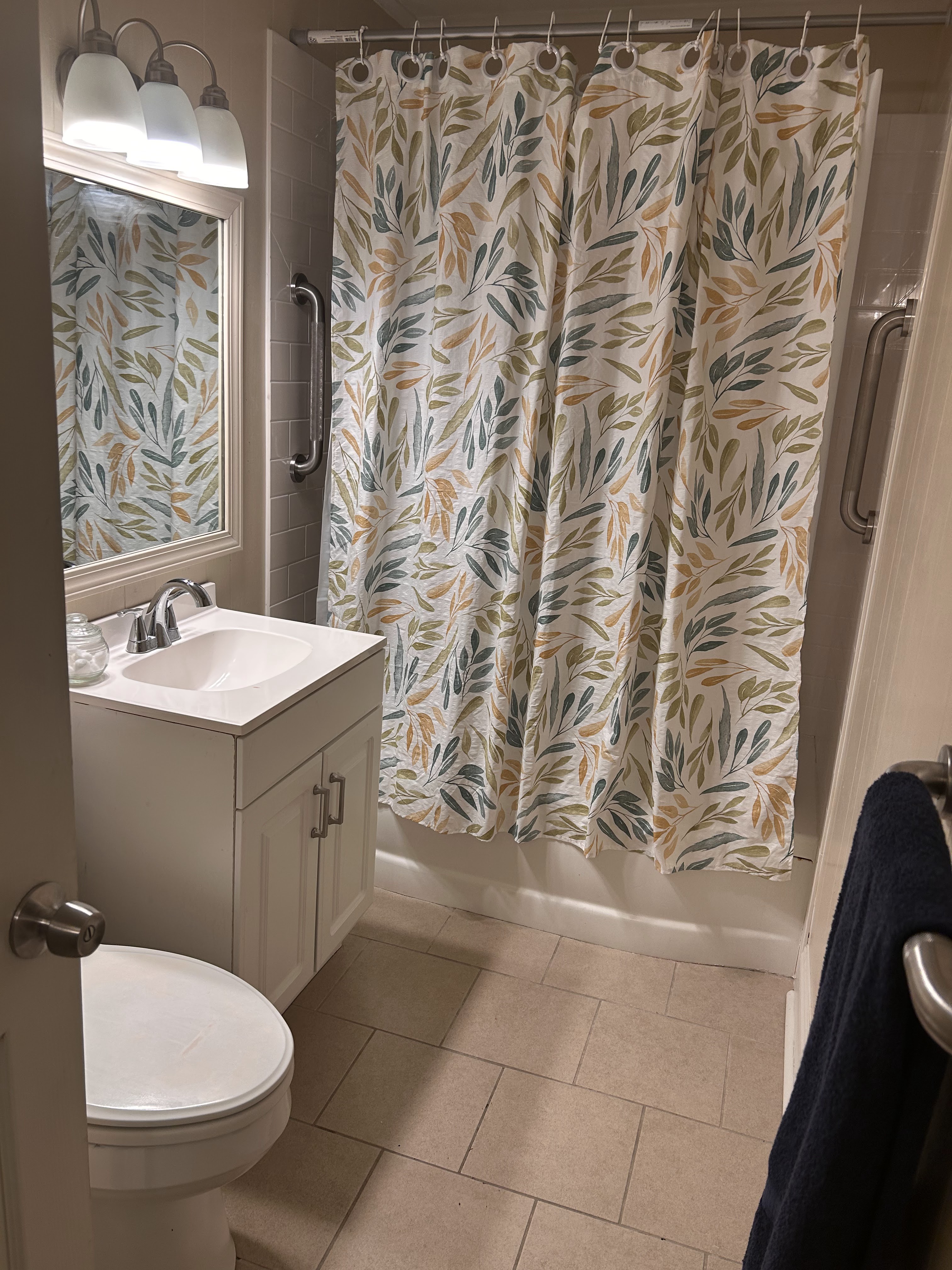 Bathroom with tub thumbnail